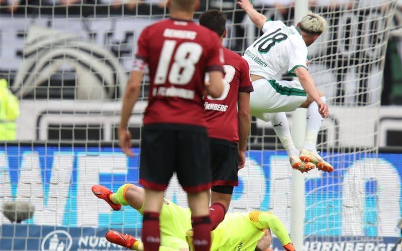 Der Gladbacher Josip Drmic (r) erzielt den Treffer zum 1:0 gegen Nürnberg. Foto: Daniel Karmann