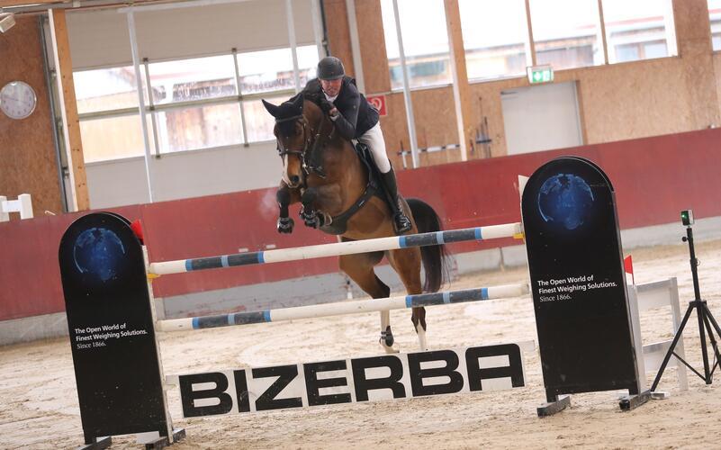 Der Gültsteiner Springreiter Frieder Dietterle erkämpft im Sattel von Corinna als „bester Deutscher“ im Großen Preis von Balingen den fünften Platz. GB-Foto: Häusler