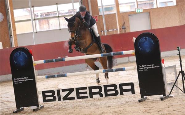 Der Gültsteiner Springreiter Frieder Dietterle erkämpft im Sattel von Corinna als „bester Deutscher“ im Großen Preis von Balingen den fünften Platz. GB-Foto: Häusler