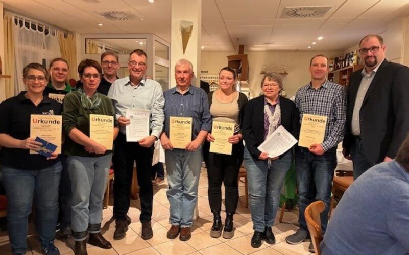 Der HC Kuppingen ehrte zahlreiche Mitglieder, darunter auch zweimal für 70 Jahre. GB-Foto: gb