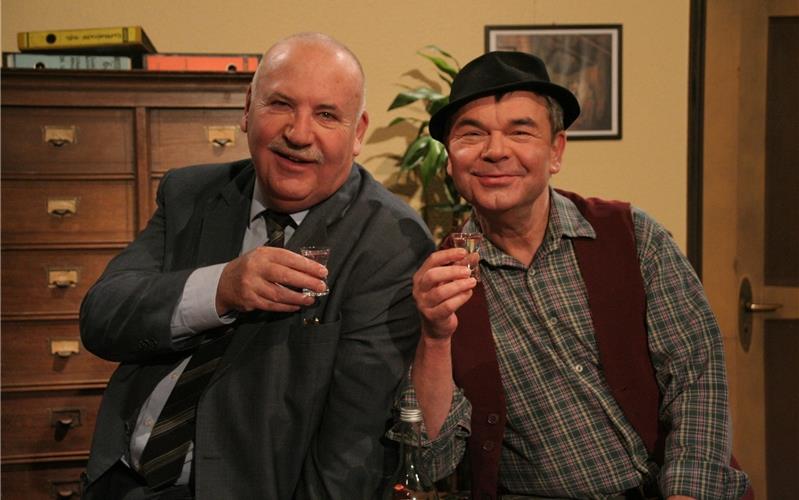 Adventskalender: 17. Türchen Der Haslacher Albin Braig (rechts) und der Oberjesinger Karlheinz Hartmann alias „Hannes und der Bürgermeister“GB-Foto: gb