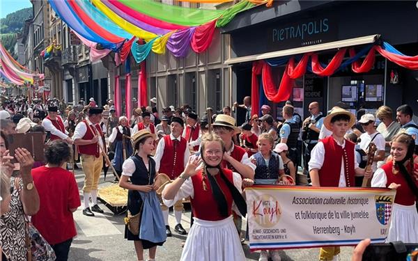 Der Heimat-, Geschichts- und Trachtenverein Kayh präsentierte beim Umzug das traditionelle Dreschflegeln. Auf dem rechten Bild ist Herrenbergs OB Nico Reith mit seinem Amtskollegen Bruno Peylachon zu sehen. GB-Fotos: gb