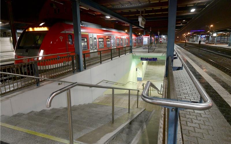 Der Herrenberger Bahnhof im Januar während der ersten Corona-Ausgangssperre: Am späten Abend menschenleerGB-Foto: Holom