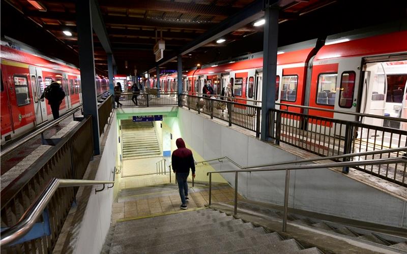 Der Herrenberger Bahnhof im nächtlichen Corona LockdownGB-Foto (Archiv): Holom