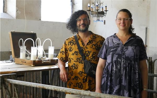Der Herrenberger Künstler Ufuk Gueray und Erica Mendritzki stellen im ehemaligen Kuhstall beim Süddeutschen Kunstverein in Reusten unter dem Motto „The Milk Run“ Werke aus. GB-Foto: Morawitzky