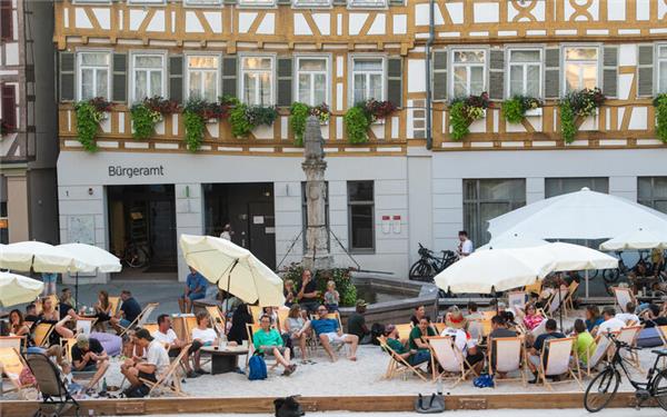 Der Herrenberger Marktplatz wird – wie auch 2025 (siehe Foto) – wieder zum Strand.GB-Foto (Archiv):Schmidt
