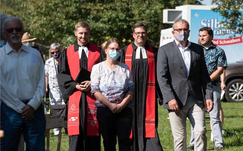 Mit Feuer und Leidenschaft die Tradition leben Der Herrenberger Pfarrer Ulrich Behrendts sowie die Kirchengemeinderatsvorsitzenden Andrea Schöttke (Reusten) und Daniel Spengler (Altingen) begleiteten den neuen Pfarrer Maximilian Schmid-Lorch beim Gottesdienst GB-Foto: Vecsey