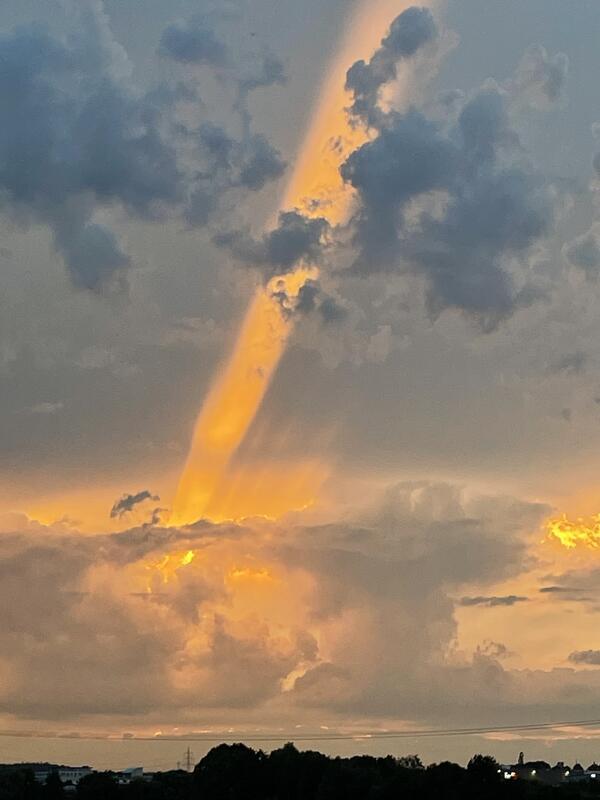 Der Himmel brennt. Von Rainer Bruckner aus Kuppingen.