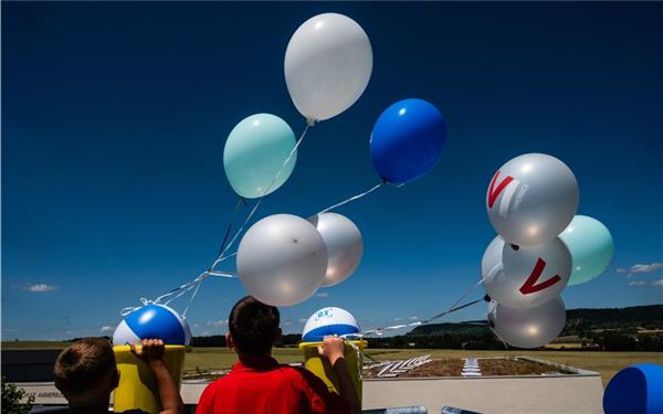 Der Himmel so blau ... (gesehen in Entringen) GB-Foto: Schmidt