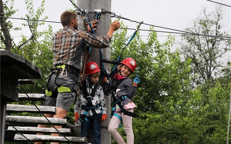 „Gäubote“-Familientour: Der Adrenalinkick im Hochseilgarten auf dem Eisberg ist garantiert Der Hochseilgarten auf dem Nagolder Eisberg bietet Spaß und Action für die ganze FamilieGB-Foto: Priestersbach