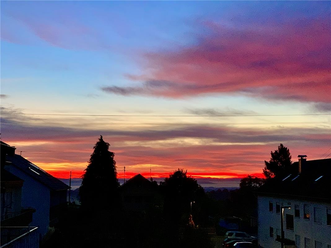 Der Horizont brennt an diesem besonderen frühen Morgen in Gäufelden, berichtet M...
