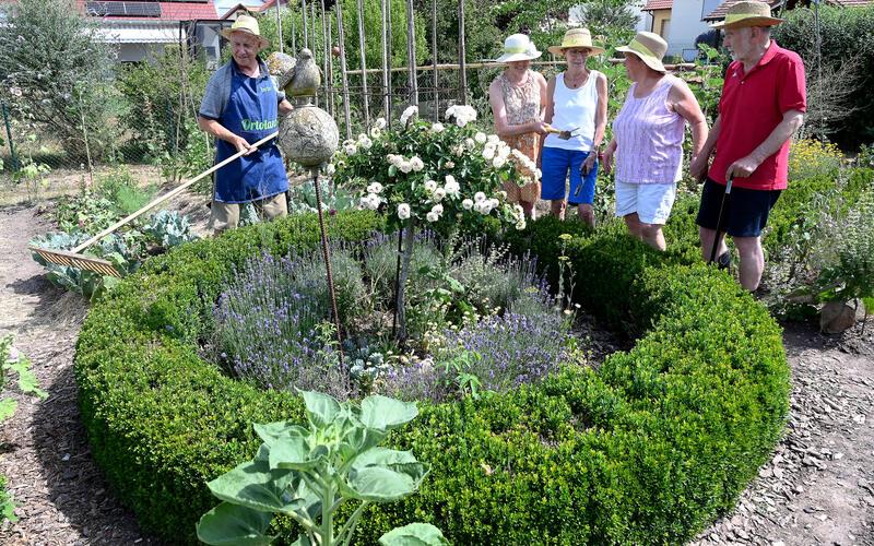 Der „Hortus Ortolani“ in Kayh: Enrico Albertinelli, Gabi Hettler, Susi Clauss, Heidi Notter und Jürgen Heuer sind am Sonntag imGartenparadies unterwegs.GB-Foto: Holom