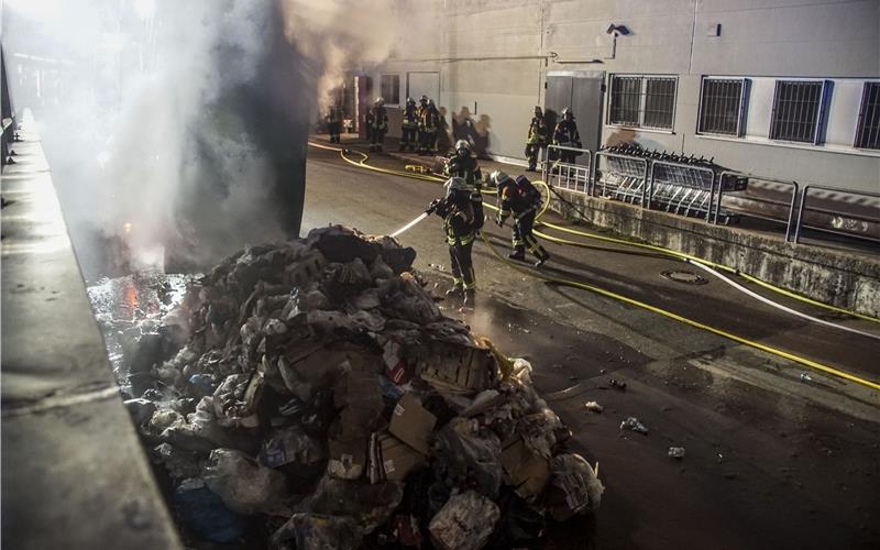 Rauchender Müllpresscontainer beim Kaufland löst Feuerwehreinsatz aus Der Inhalt des Presscontainers war zu löschen. GB-Foto: SDMG/Dettenmeyer