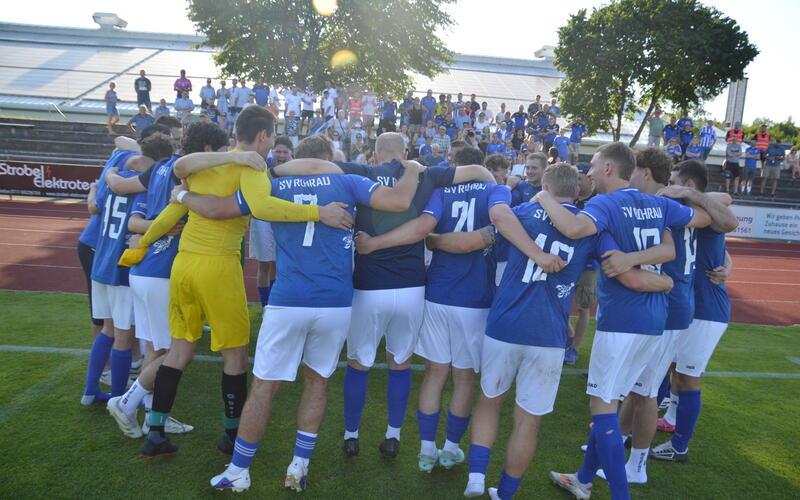 Der Jubelkreis des SV Rohrau in Plattenhardt: Der Gäuverein konnte mit einem klaren Sieg über Türkspor Stuttgart den Absturz in die A-Liga vermeiden. GB-Foto: edip