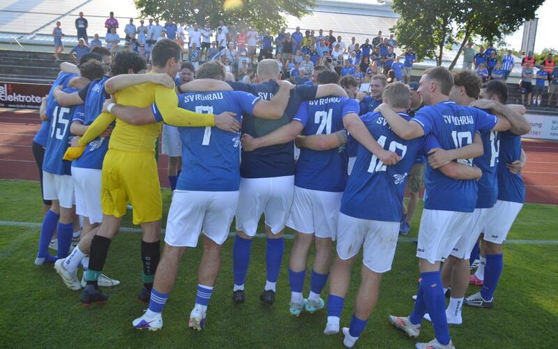 Der Jubelkreis des SV Rohrau in Plattenhardt: Der Gäuverein konnte mit einem klaren Sieg über Türkspor Stuttgart den Absturz in die A-Liga vermeiden. GB-Foto: edip