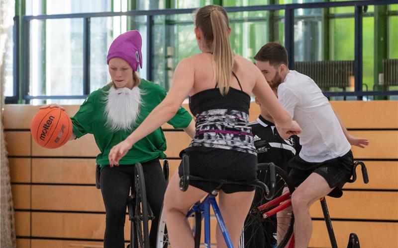 Der Jux steht im Vordergrund beim Kunstrad-Basketball. GB-Foto: Vecsey