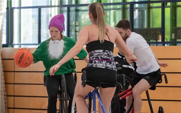 Der Jux steht im Vordergrund beim Kunstrad-Basketball. GB-Foto: Vecsey