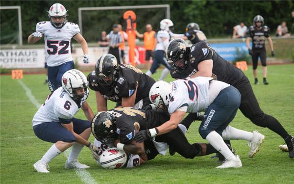 Der Kampf um den Ball ging meistens zugunsten der Bondorf Bulls aus. GB-Foto: Schmidt