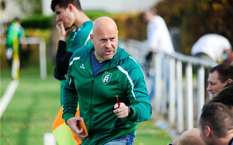 „Ich hatte keine Lust mehr auf Fußball“ Der Kampfgeist ist wieder zurückgekehrt: Jochen Wild auf der Holzgerlinger Trainerbank. GB-Foto (Archiv): photostampe