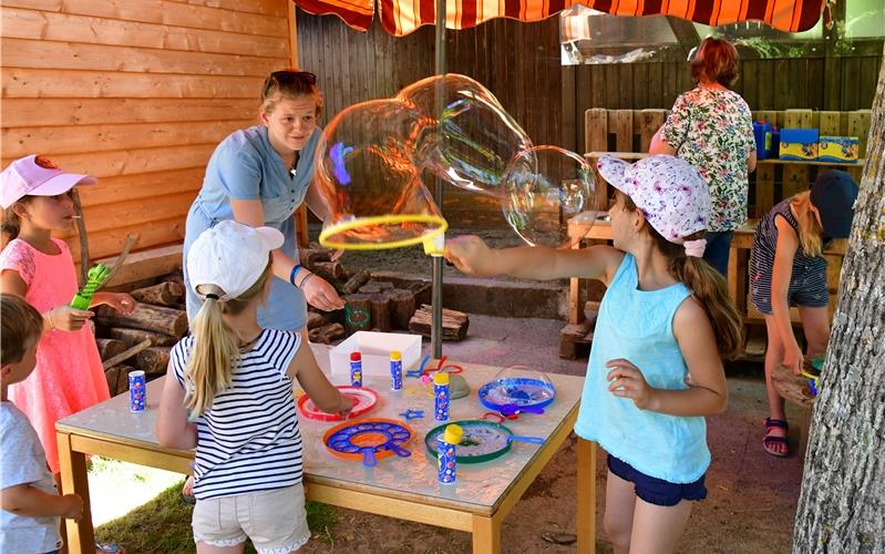 Der Kindergarten Reutiner Wegfeiert seinen25. Geburtstag mit Seifenblasen GB-Foto: Holom