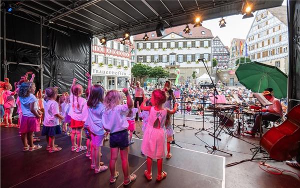 Der Kinderkantorei gehörte am Sonntagvormittag am Marktplatz in Herrenberg die Bühne. GB-Foto: Vecsey
