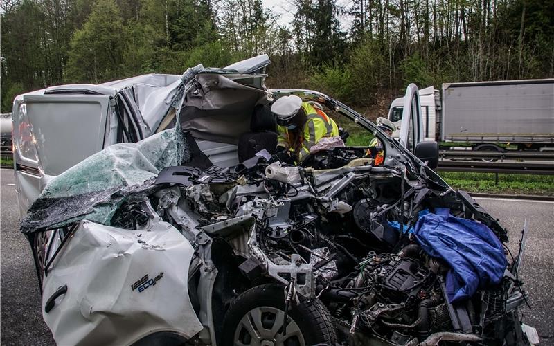 Hubschrauber bringt Schwerverletzen in Klinik Der Kleintransporter wurde bei dem Unfall völlig zerstört GB-Foto: SDMG/Dettenmeyer