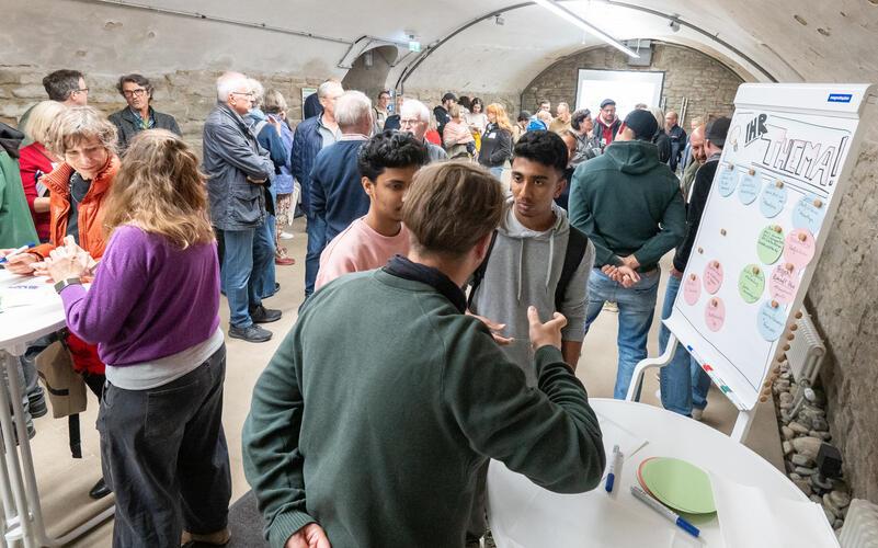 Der Klosterhof ist am „Werkstattabend“ gut besucht. GB-Foto: Vecsey