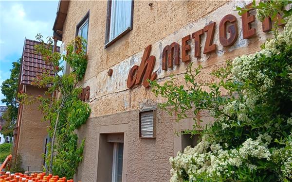 Der Lack ist ab: Das ehemalige Gasthaus „Hirsch“ mit Metzgerei.GB-Fotos: gb/Privat