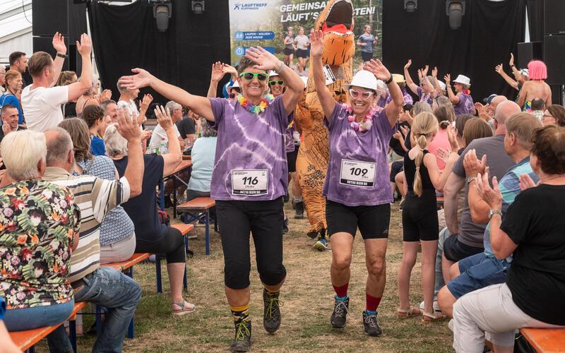Der Lauf startete mitten im Festzelt. GB-Foto: Schmidt