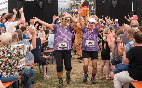 Der Lauf startete mitten im Festzelt. GB-Foto: Schmidt