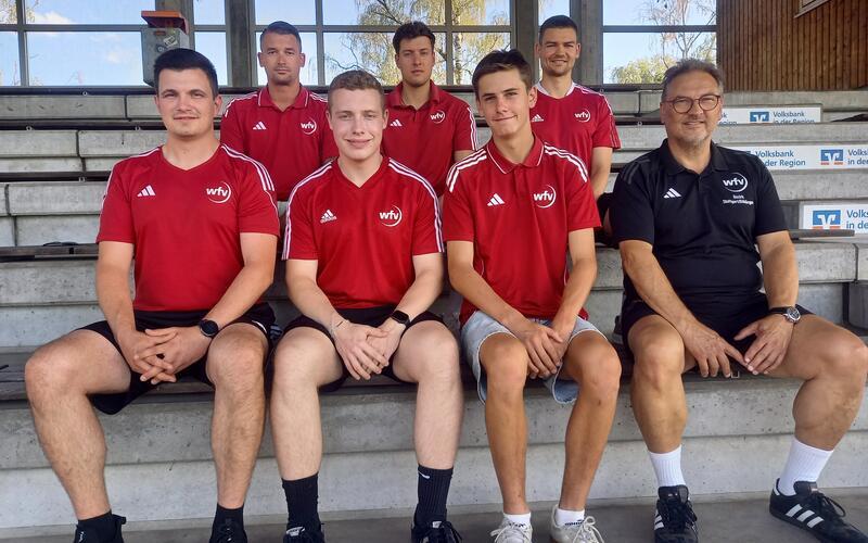 Der Leistungskader der Schiedsrichtergruppe Böblingen mit (hintere Reihe von links) Patrick Fischer, Julian Gack, Maximilian Jäger, (vorne von links) Simon Berner, Benjamin Kauffer, David Wahrheit und Schiedsrichterobmann Achim Gack. GB-Foto: gb