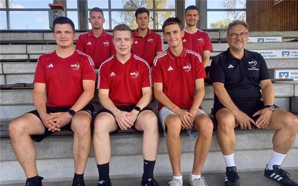 Der Leistungskader der Schiedsrichtergruppe Böblingen mit (hintere Reihe von links) Patrick Fischer, Julian Gack, Maximilian Jäger, (vorne von links) Simon Berner, Benjamin Kauffer, David Wahrheit und Schiedsrichterobmann Achim Gack. GB-Foto: gb