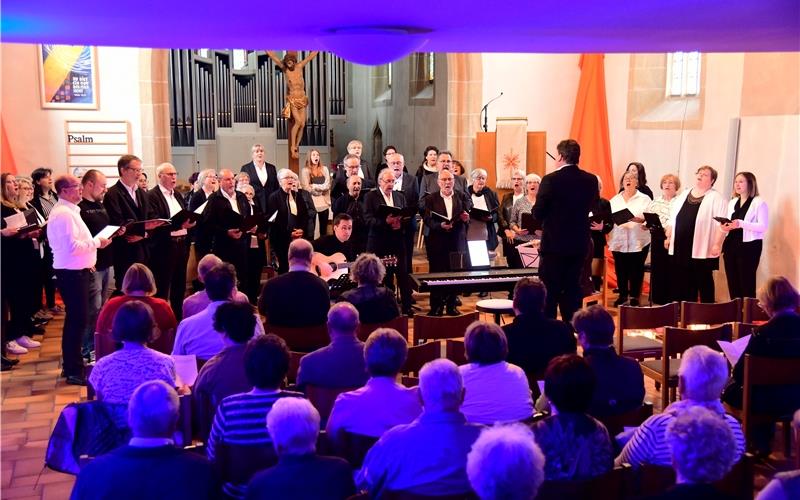 Der Liederkranz ließ in der Marienkirche erstmals ein Taizé-Gefühl aufleben. GB-Foto: Holom