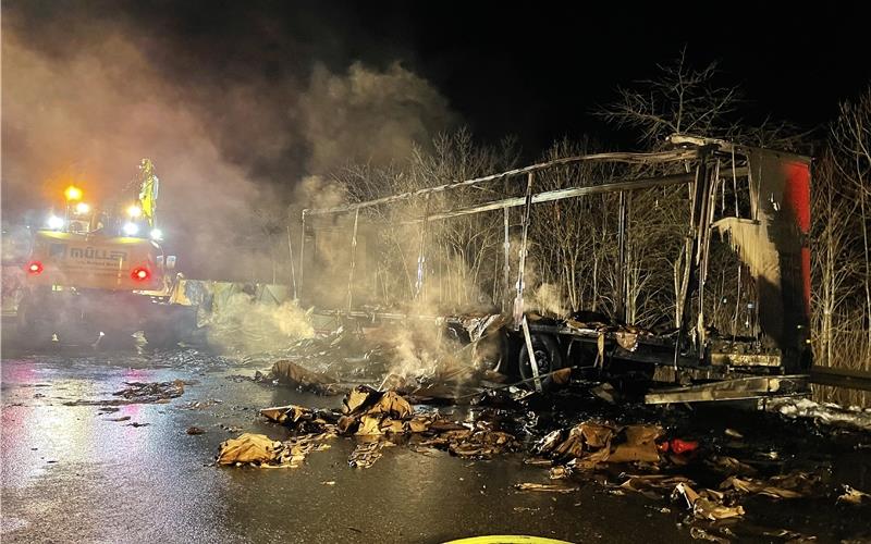 Schwerer Unfall zwischen Lkw und Mercedes auf A81 Der Lkw-Auflieger brannte vollständig aus GB-Foto: SDMG/Dettenmeyer