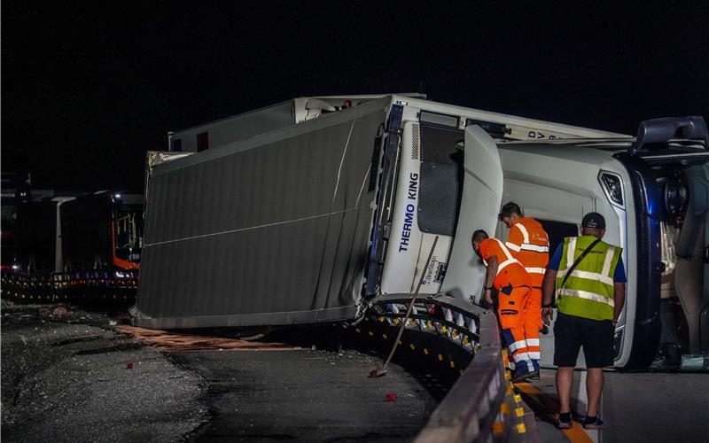Zu schnell in den Baustellenbereich gefahren: Sattelzug kippt auf Autobahn um Der Lkw-Lenker war zu schnell in den Baustellenbereich gefahren. GB-Foto: SDMG/Dettenmeyer