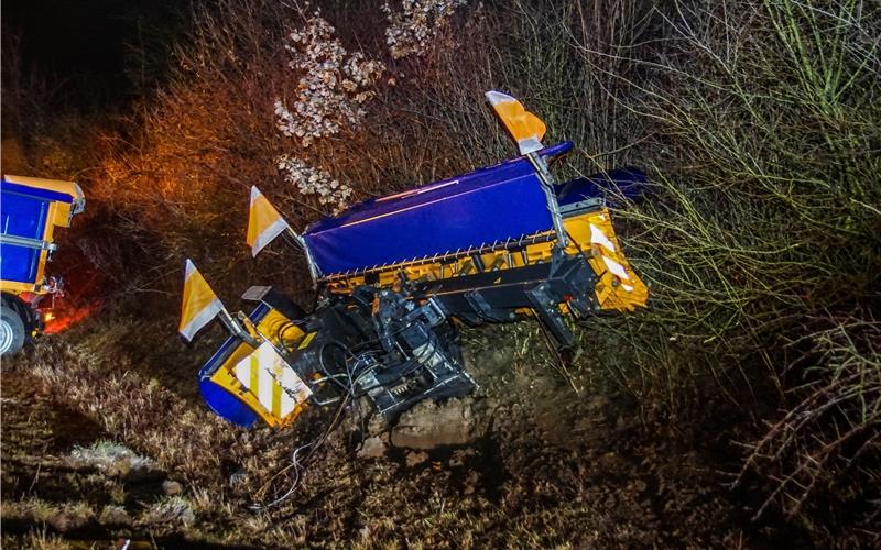 Streufahrzeug rutscht in den Graben Der Lkw im Graben