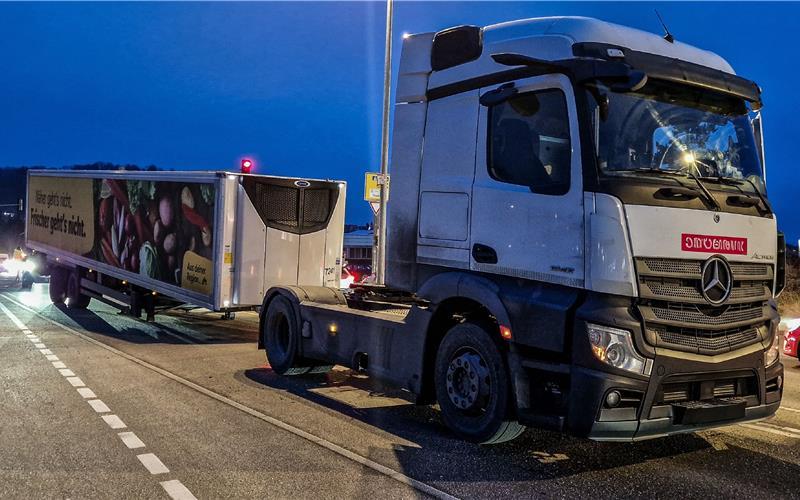 Der Lkw verlor seinen Auflieger. GB-Fotos: SDMG/Dettenmeyer