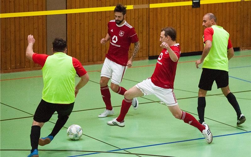„Bei uns geht es eben sehr familiär zu“ Der Lokalmatador FC Unterjettingen (rote Trikots) verlor im vergangenen Jahr das Finale gegen den Türk. SV Herrenberg GB-Foto (Archiv): Schmidt