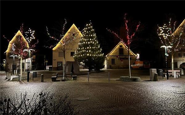 Der Marktplatz ist einer von drei Standorten für einen Weihnachtsbaum. GB-Fotos: gb