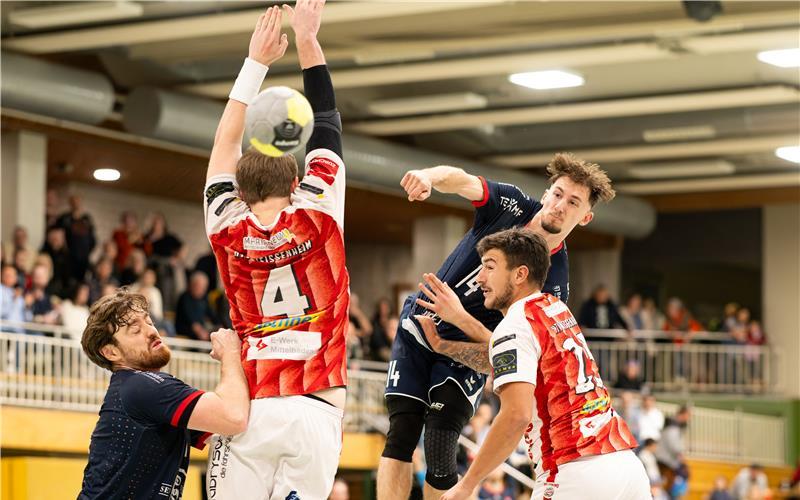 Der Meißenheimer Verteidiger Max Zürcher (Nr. 4) versucht in dieser Szene vergeblich den Wurf von Oliver Sudar (rechts) zu blocken. GB-Foto: Eibner/Andreas Ulmer