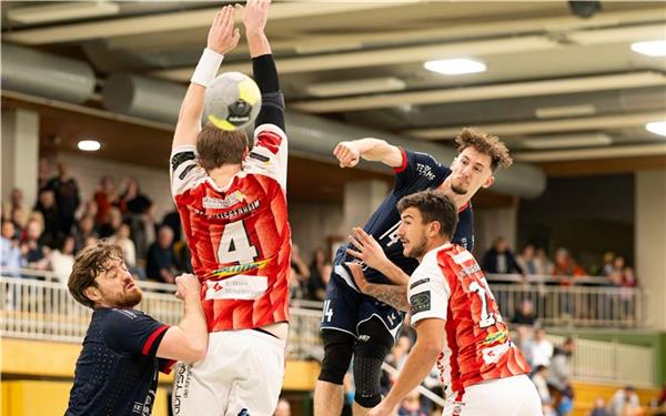 Der Meißenheimer Verteidiger Max Zürcher (Nr. 4) versucht in dieser Szene vergeblich den Wurf von Oliver Sudar (rechts) zu blocken. GB-Foto: Eibner/Andreas Ulmer