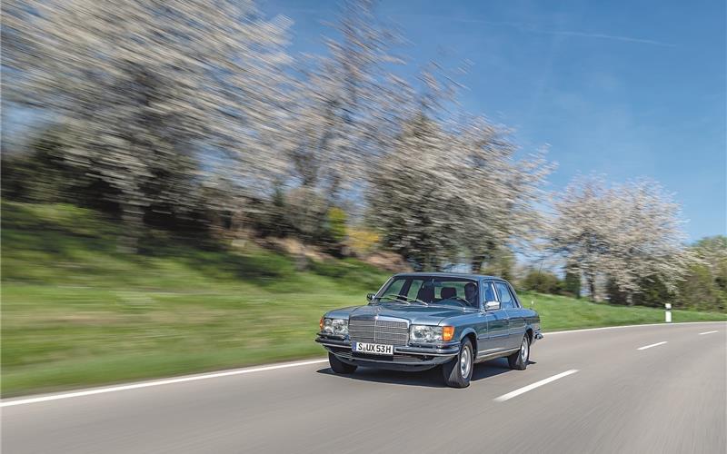 Der Mercedes-Benz 450 SEL 6.9 der Baureihe 116:Die Fahraufnahme stammt aus dem Jahr 2022.GB-Foto:Mercedes-Benz Classic Archive: D780527
