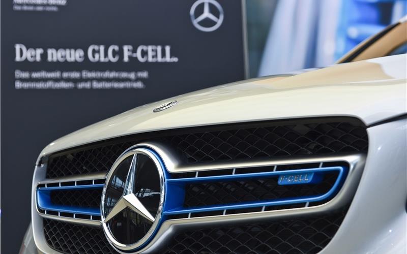 Entwicklung der Brennstoffzelle unter neuem Stern Der Mercedes-Benz GLC F-Cell verfügt sowohl über Brennstoffzellen- als auch über Batterieantrieb. Das Fahrzeug „tankt“ außer Strom auch reinen WasserstoffGB-Foto: gb