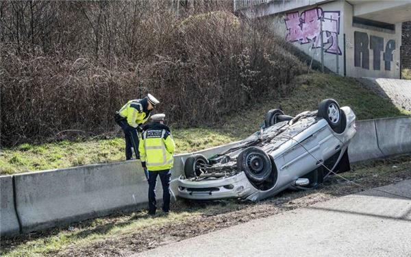 Der Mercedes der 26-Jährigen landete auf dem Dach, nachdem ein Reifen platzte. GB-Fotos: SDMG/Dettenmeyer