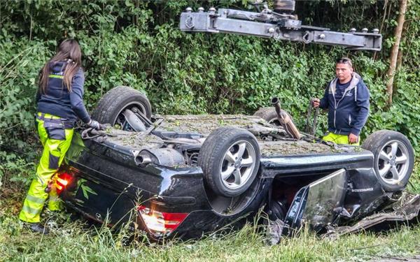 Der Mercedes landete nach dem Überschlag im Seitenstreifen. GB-Foto: SDMG/Dettenmeyer