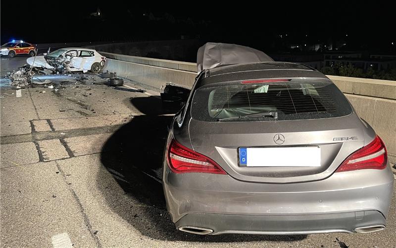 Mann stirbt bei Zusammenstoß auf dem Nagolder Viadukt Der Mercedes (rechts) kollidierte mit dem Seat (links). GB-Foto: SDMG/Schulz