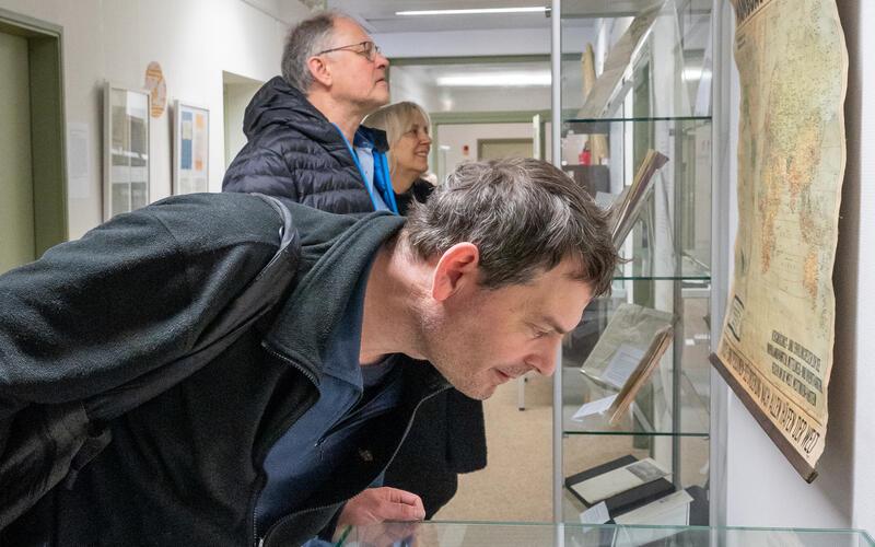 Der Migration aus und nach Herrenberg widmet sich aktuell im Stadtarchiv die Ausstellung, „Alte Heimat – Neue Heimat“. GB-Foto: Vecsey