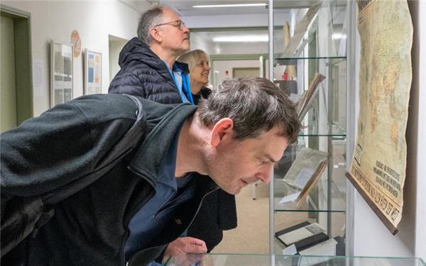 Der Migration aus und nach Herrenberg widmet sich aktuell im Stadtarchiv die Ausstellung, „Alte Heimat – Neue Heimat“. GB-Foto: Vecsey