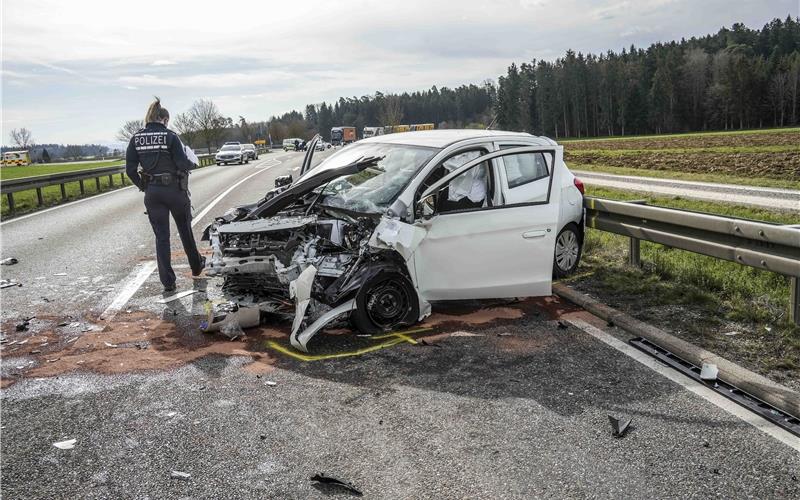 33-Jähriger wird bei Frontalkollision schwer verletzt Der Mitsubishi war nach der Frontalkollision nicht mehr fahrtüchtig. GB-Foto: SDMG/Dettenmeyer