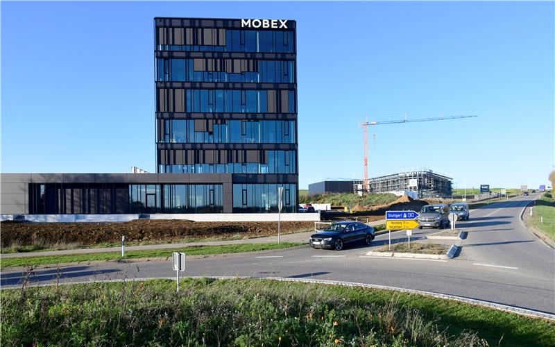 Der Mobex-Neubau steht bereits im INGpark, dahinter geht die Besiedlung weiter. GB-Foto: Holom